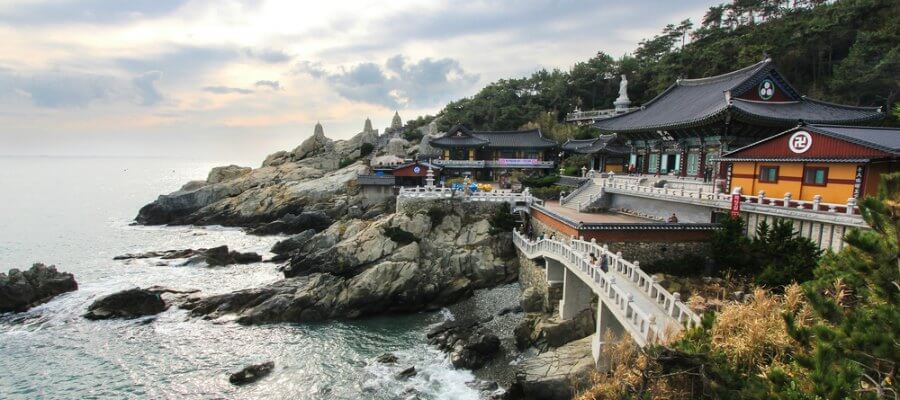 El templo en la costa rocosa en Busan, Yonggungsa