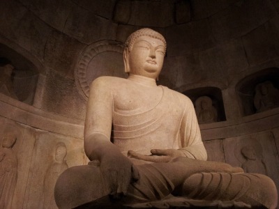 VIAJE A COREA - Sonrisa hermosa de Buda en la grota de templo budista, Corea del sur