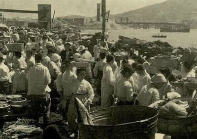 Mercado internacional en Busan durante la guerra coreana