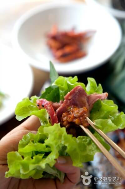 SSAM-Carne enrollada por lechuga y salsa de soja
