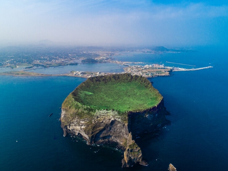 las informaciones de JEJU
Seongsan ilchulbong cuenta con la forma de corona en el pico.