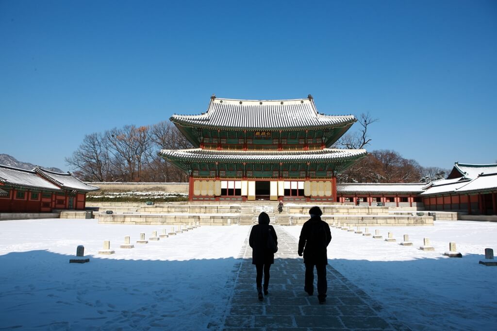 Invierno de Corea del sur. Se nieve en el palacio