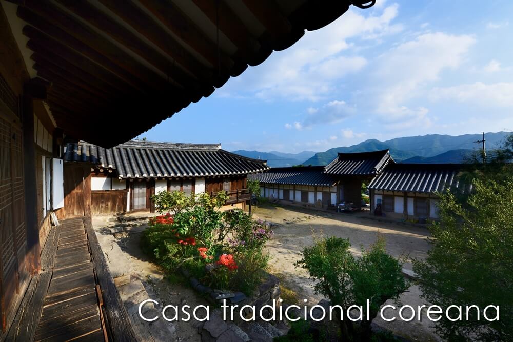 La casa tradicional siempre tiene patio con jardin en Corea