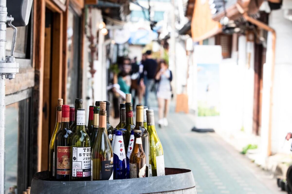 Se ofrece comida y bebida internacional en Ikseon-dong