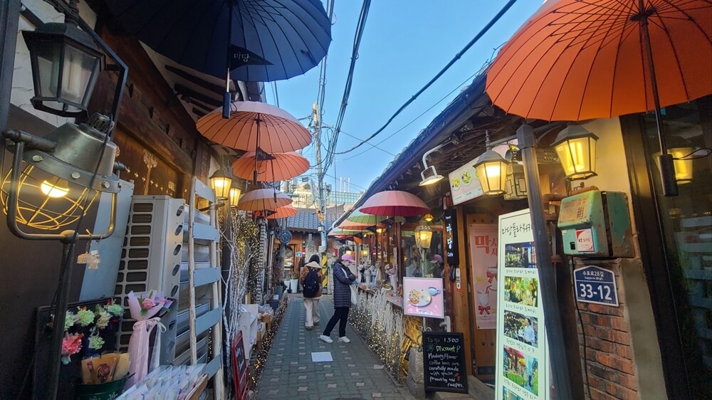 La callejón Ikseon decorada con paraguas