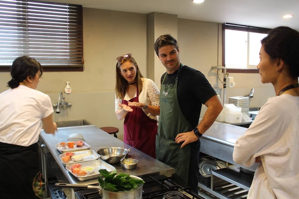 Nuestro guía también interpreta para la clase de cocina en inglés