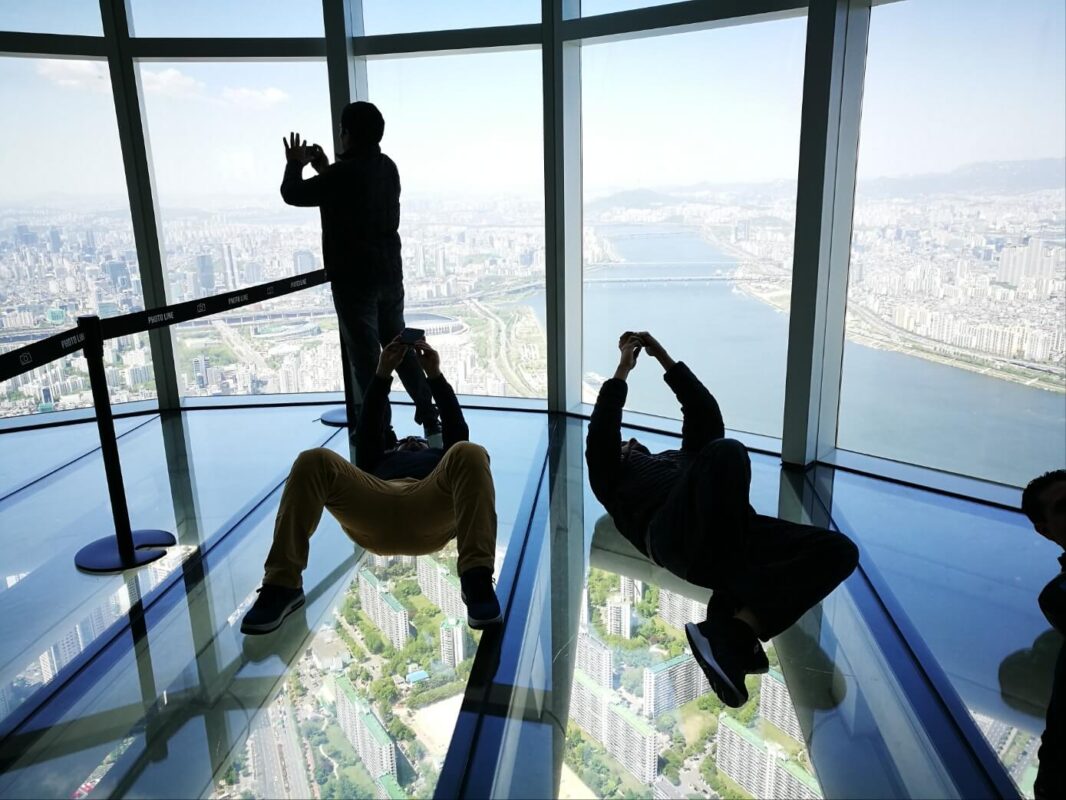 piso de vidrio en Lotte tower