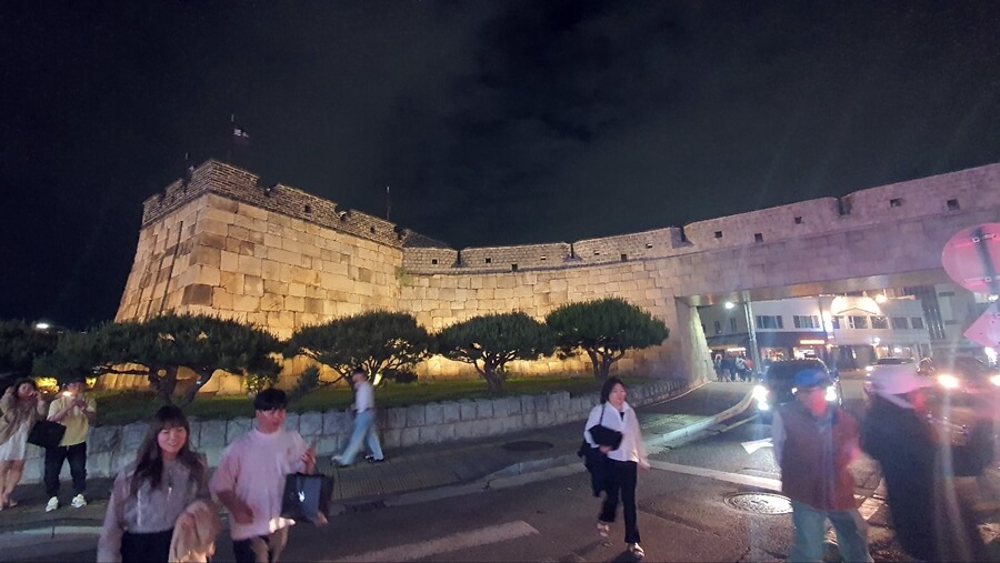 Los jóvenes de Suwon vienen a la puerta norte para comer