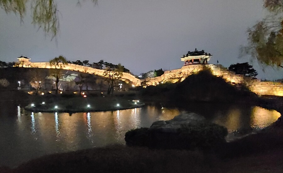 El estanque con muralla por la noche