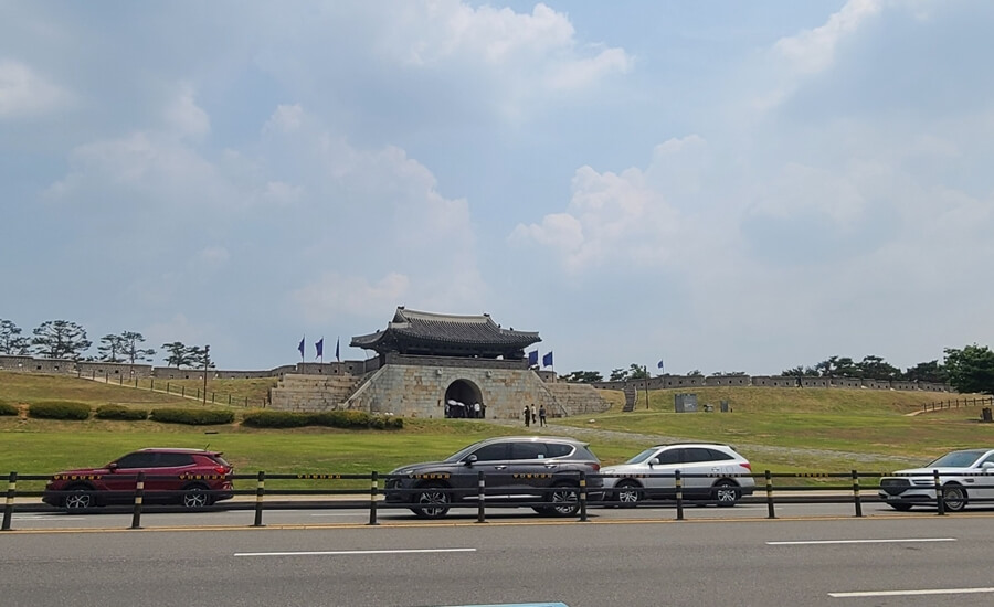 La puerta este es la partida de recorrido de fortaleza.