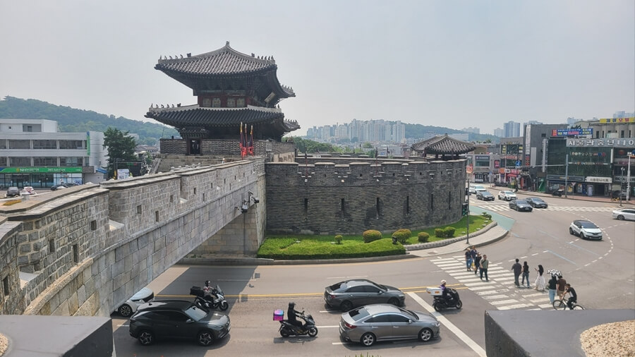 La puerta norte es la puerta principal de la fortaleza Suwon.