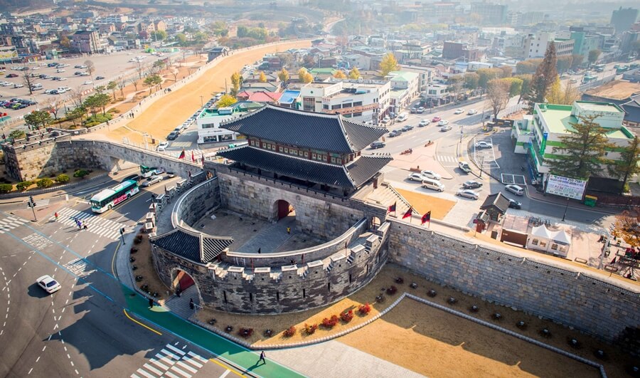 La fortaleza se ubica dentro de la ciudad Suwon