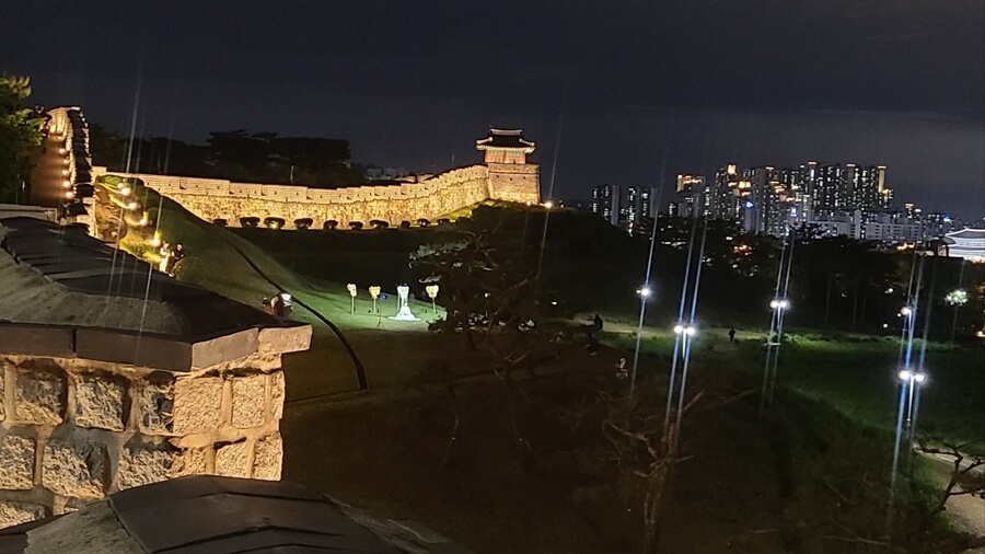 Visita nocturna también ofrece hermosa fortaleza iluminada
