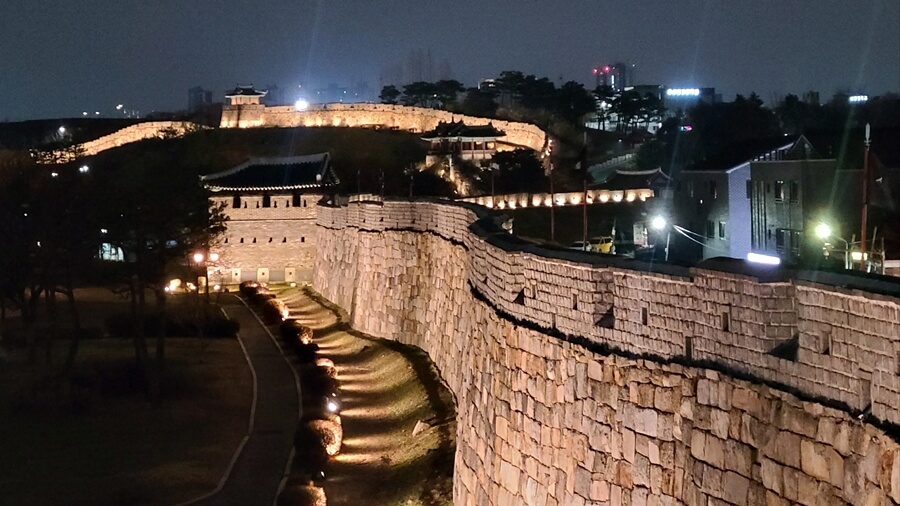 La muralla con la luz de suwon hwaseong fortaleza