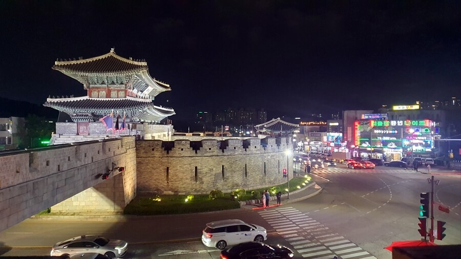 La puerta norte, Janganmun está rodeada por restaurantes y cafeterías