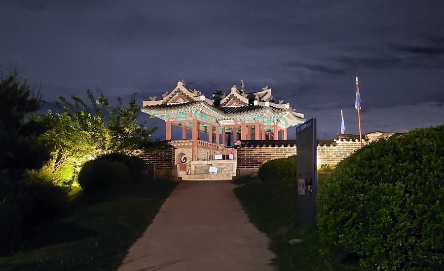 Banghwasuryujeong iluminado