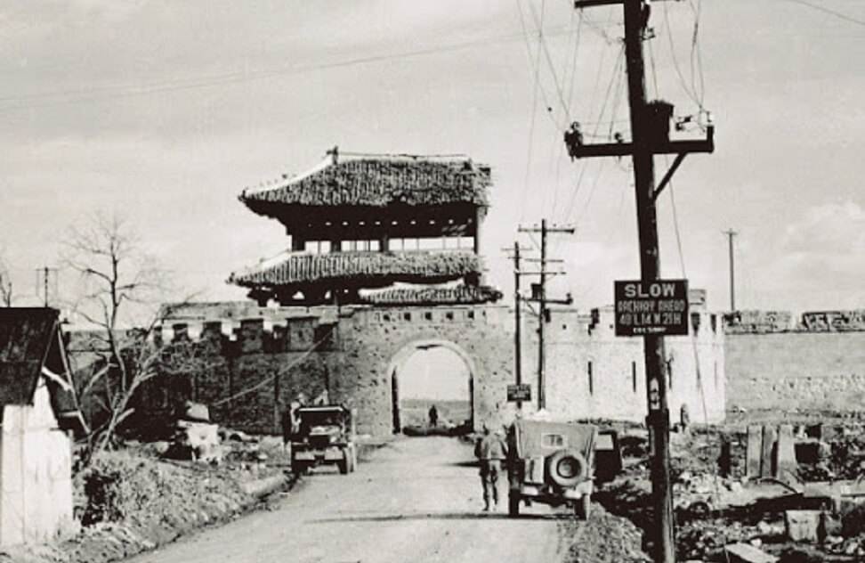 La puerta sur de Suwon Hwaseong destruida durante la guerra civil de Corea