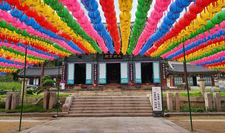 Templo budista Yongjusa es para cuidar la tumba del padre de rey Jeongju