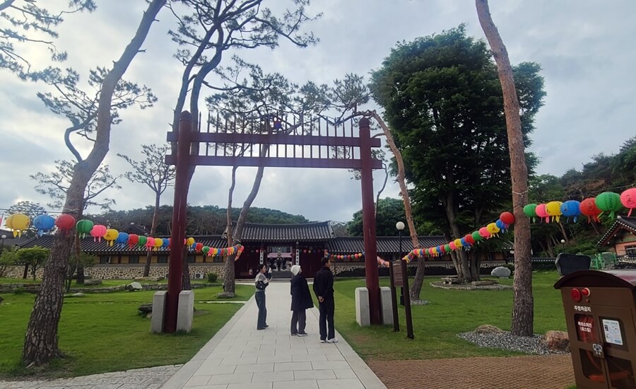 Entrada principal del templo budista Yongjusa