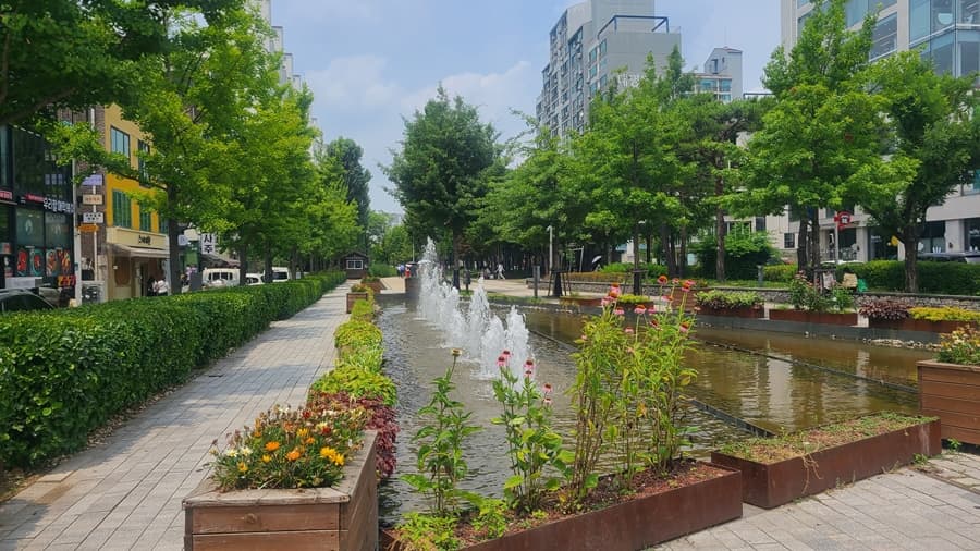 Los restaurantes, cafés y tiendas están a lado de jardín
