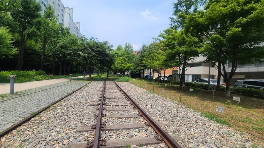 Es un parque de la naturaleza diseñado a lo largo de vías de tren antiguas