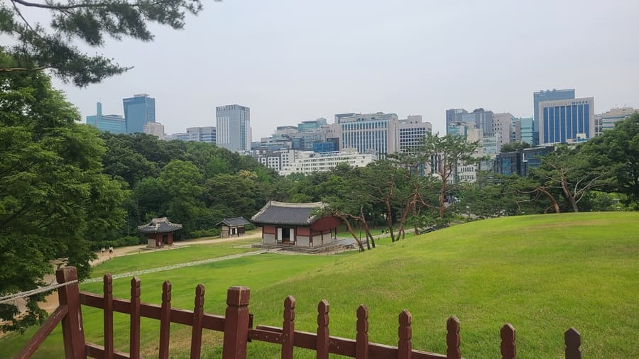 El jardín Seonreung rodeado por rascacielos en Gangnam, Seúl