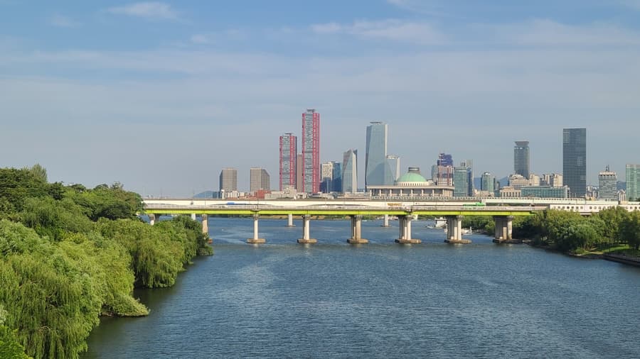 La vista de Rio Han y los edificios lindos de Seúl desde el puente Seonyudo.