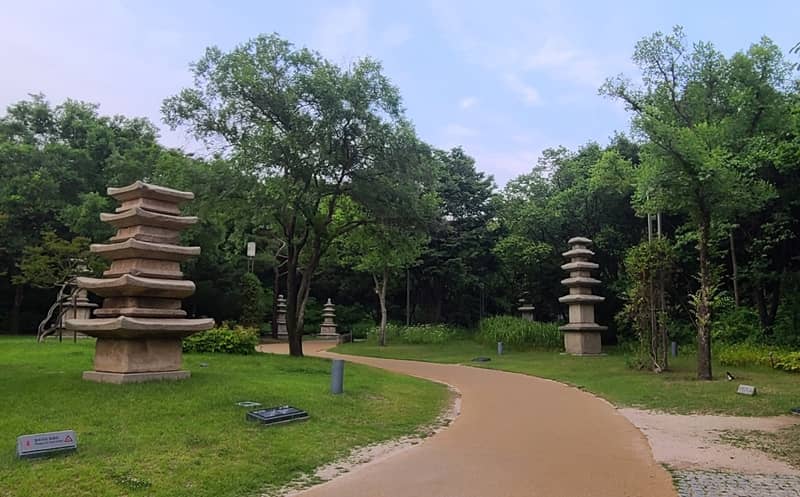 Pagodas budistas en exhibición en el parque Yongsan y parque del museo nacional de Corea