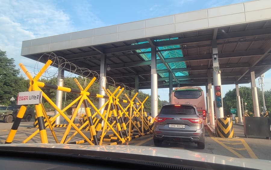 Todos visitantes llevan su coche para visitar DMZ Goseong