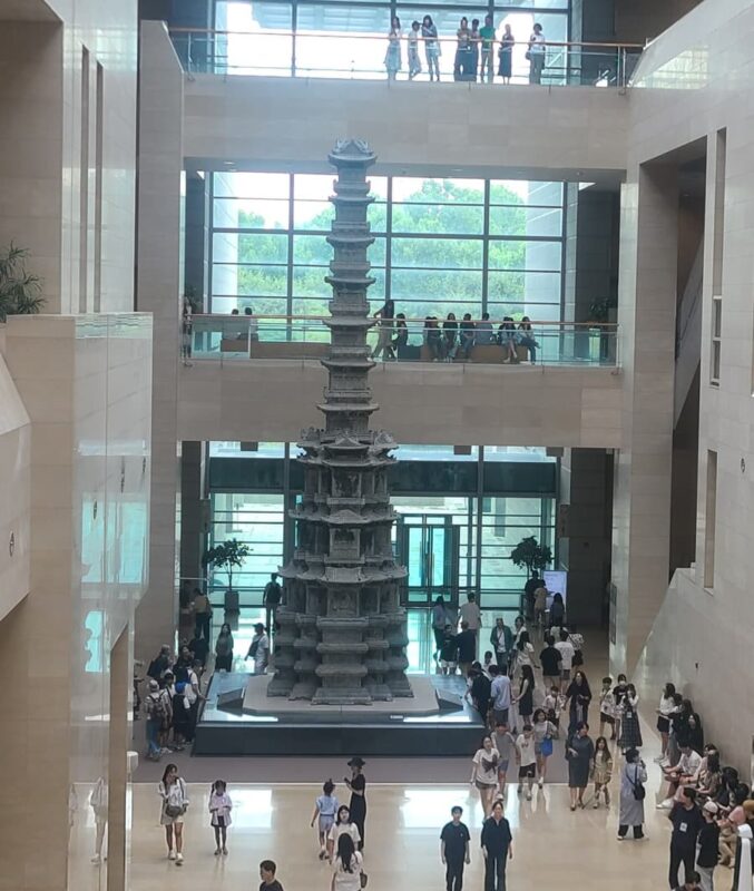 En el centro del museo, hay la pagoda de 10pisos del templo budista de siglo 14