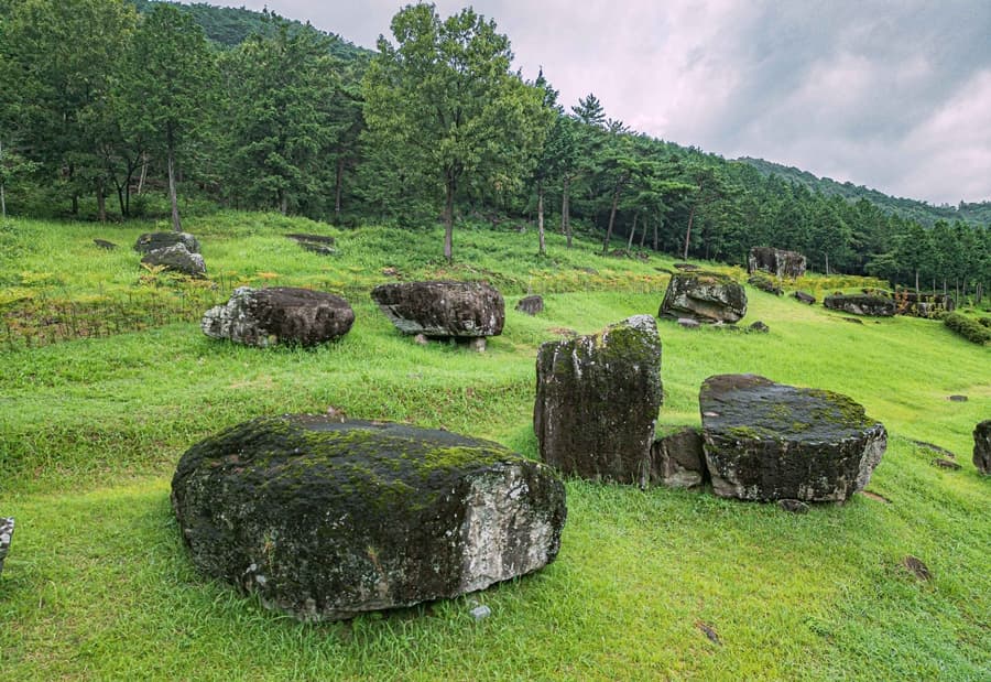 Sitio de Dolmen en Hwasun en Corea - patrimonio cultural de la UNESCO