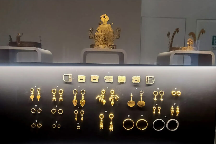 Adoro y corona dorado en las tumbas de le Edad de Hierro.