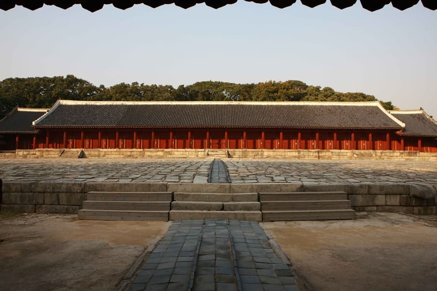 Santuario principal Jeongjeon tiene 101 metros de largo