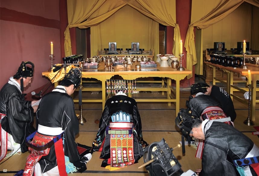 Los descendientes de la familia real de la dinastía Joseon preparan rituales.