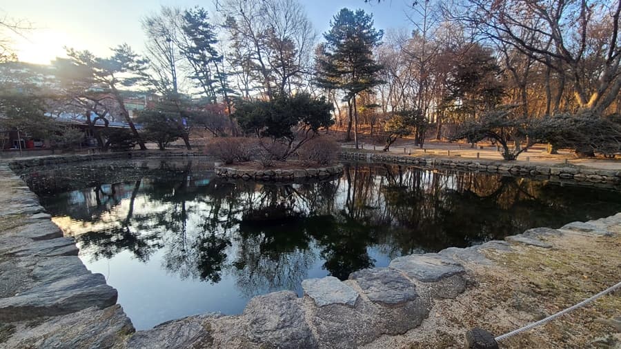 El satuario cuenta con tres estanques artificiales en forma cuadrada